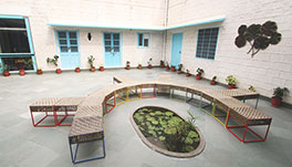 Jaipur Jantar Hostel courtyard